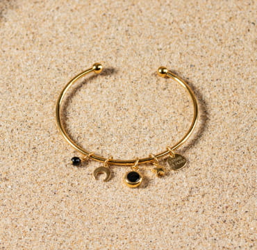 Retour de plage propose des bijoux fantaisie fabriqués avec des matériaux de qualité : céramique, lin, perles de verre, hématite, quartz, amazonite, perles de rivière, perle de jade, lapis lazuli, perles de culture, pierre de sable, etc.