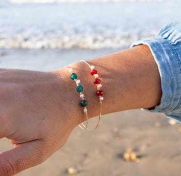 Découvrez le bracelet Royannaise, un bijou marin fabriqué en France sur l’Île d’Oléron par des monteuses qualifiées.