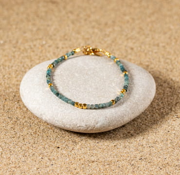 Bracelet Taurus : un bracelet fin et élégant composé de pierres de tourmaline bleu gris et en hématite doré.