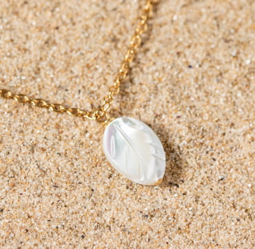 Retour de plage propose des bijoux fantaisie fabriqués avec des matériaux de qualité : céramique, lin, perles de verre, hématite, quartz, amazonite, perles de rivière, perle de jade, lapis lazuli, perles de culture, pierre de sable, etc.