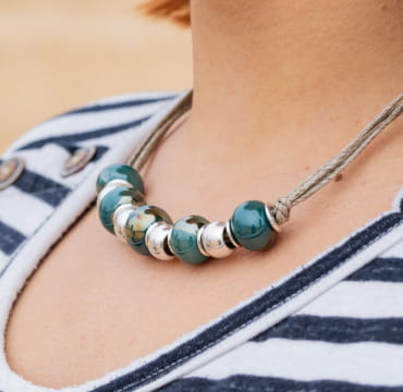 Collier Malawi en céramique vert émeraude et lin