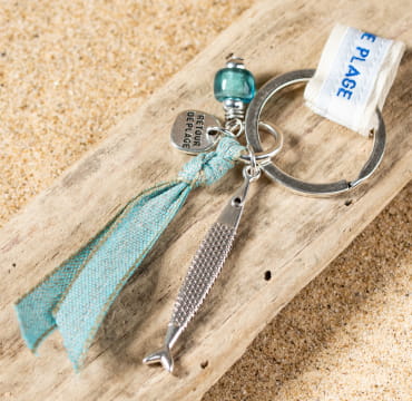 Retour de plage vous propose des colliers, bracelets, boucles d’oreilles, bracelets de chevilles, porte-clefs, parfums, cabas et bagues pour femme, homme et enfant pour que chacun trouve son bonheur.