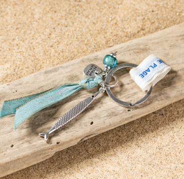 Les bijoux Retour de plage sont des bijoux fantaisie authentiques et uniques faits de perles naturelles qui racontent une histoire de nature ou d’océan à partager en famille ou entre amis.