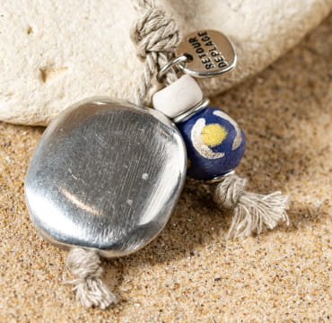 Retour de plage propose des bijoux fantaisie fabriqués avec des matériaux de qualité : céramique, lin, perles de verre, hématite, quartz, amazonite, perles de rivière, perle de jade, lapis lazuli, perles de culture, pierre de sable, etc.