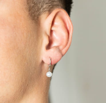 Découvrez les boucles d’oreilles Zouk, un bijou marin fabriqué en France sur l’Île d’Oléron par des monteuses qualifiées.