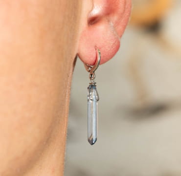 Découvrez les boucles d’oreilles Harry, un bijou marin fabriqué en France sur l’Île d’Oléron par des monteuses qualifiées.