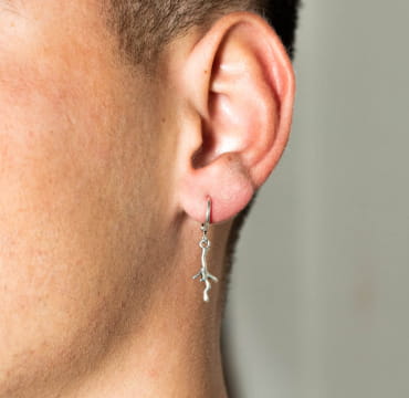 Découvrez les boucles d’oreilles Howard, un bijou marin fabriqué en France sur l’Île d’Oléron par des monteuses qualifiées.