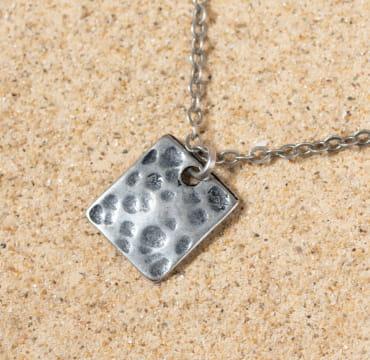Retour de plage propose des bijoux fantaisie fabriqués avec des matériaux de qualité : céramique, lin, perles de verre, hématite, quartz, amazonite, perles de rivière, perle de jade, lapis lazuli, perles de culture, pierre de sable, etc.