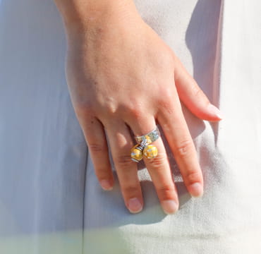 Bague Gaia Retour de Plage en métal plaqué argent 999, perle en nacre jaune, perle en céramique jaune et marron, perle ovale en nacre jaune, monture réglable – bijou artisanal fabriqué en France