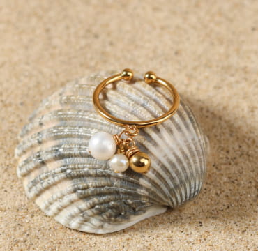 Bague Lisette dorée à l’or fin et fleur blanche, bijou artisanal français raffiné