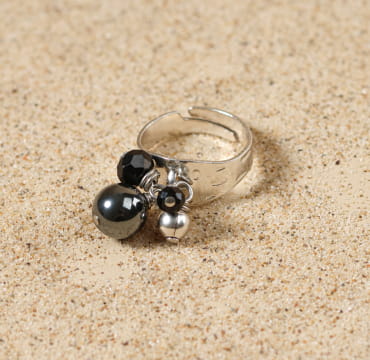 Bague Pampille en métal argenté avec pampilles noires, fabrication française.