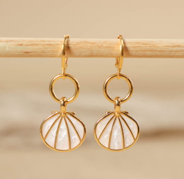 Détail des boucles d'oreilles Caliopee avec coquillage émaillé blanc et monture dorée – création artisanale française élégante
