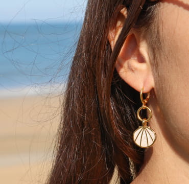 Boucles d'oreilles Caliopee Retour de Plage en coquillage émaillé blanc, monture en métal doré 24 carats, dormeuse dorée – bijou artisanal fabriqué en France