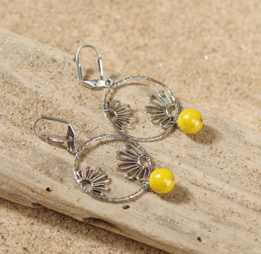 Boucles Dahlia en perles jaunes sur structure argentée, floraison estivale à vos oreilles