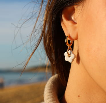 Boucles Marguerite dorées avec perles blanches, bijou fait main en France