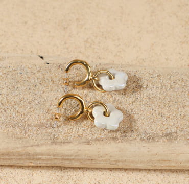 Boucles Marguerite dorées avec perles blanches, création artisanale française