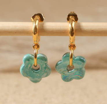 Boucles d'oreilles Marguerite Retour de Plage en métal doré à l'or fin 24 carats, ornées de fleurs en céramique turquoise émeraude – bijou artisanal fabriqué en France