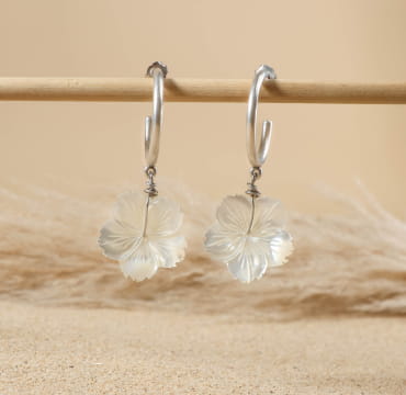 boucles Marjorie argentées, perles blanches nacrées suspendues sur fond sable