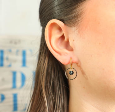 Boucles d’oreilles Siloe dorées avec perles bleu gris, bijou fait main en France