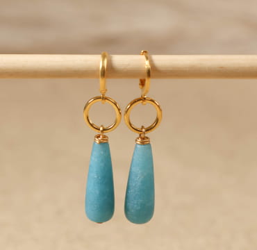 Boucles d'oreilles Tunis Retour de Plage en métal doré à l'or fin 4 carats, ornées de perles en quartz bleu ciel taillées en goutte – bijou artisanal fabriqué en France