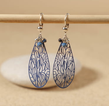 Détail des boucles d'oreilles Ulka avec pendentif goutte bleu montana, perles en verre et nacre bleues, monture argentée – création artisanale française élégante