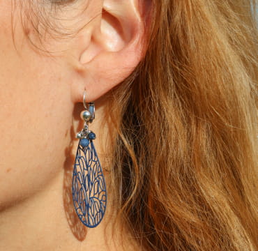 Boucles d'oreilles Ulka Retour de Plage en métal plaqué argent 999 avec pendentif goutte bleu montana, perle en verre bleu et perle en nacre bleue – bijou artisanal fabriqué en France