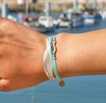 Bracelet Ciboure doré à l’or fin et perles vert d’eau, bijou artisanal fabriqué en France.