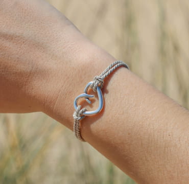 bracelet Fimo argenté lin, bijou artisanal français porté au poignet