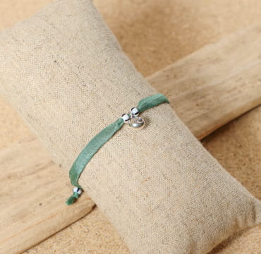 bracelet Friendly argenté avec cordon vert d’eau sur support sable clair