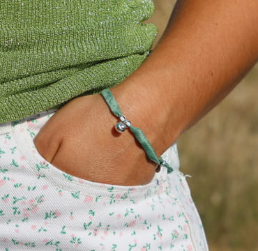 bracelet Friendly argenté avec cordon vert d’eau porté au poignet