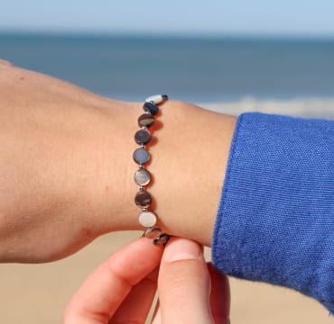 bracelet Gâteau argenté gris porté, bijou artisanal fabriqué en France