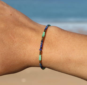 Bracelet Sormiou en métal doré avec cordon bleu dur, fabrication artisanale française.