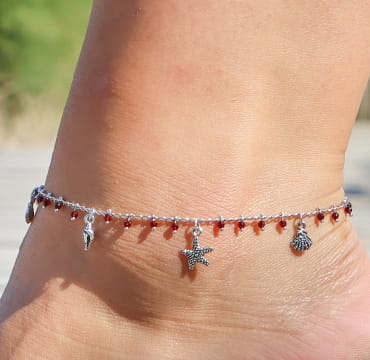 bracelet de cheville Ponta argenté et perles rouges porté