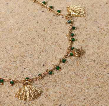 Bracelet de cheville Verseau doré à l’or fin et perles vertes, bijou artisanal français lumineux et estival.