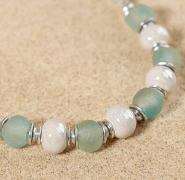 Collier Euskara argenté avec perles blanches nacrées, style élégant – bijou artisanal