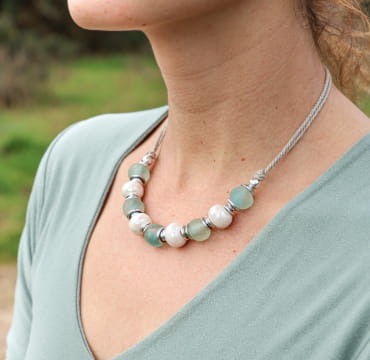 Collier Euskara argenté, perles blanches lumineuses, style chic et épuré