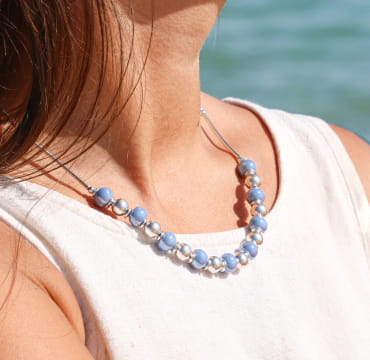 Collier Guède en métal plaqué argent et perles bleu montana, création artisanale française.