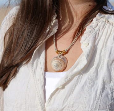 Collier Vacances doré avec perles blanches, esprit estival et artisanal