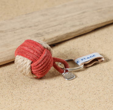 Porte-clés Luz en métal argenté avec corde rouge tressée, fabrication artisanale française