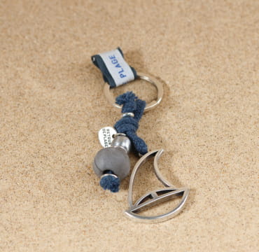 Porte-clés Voilier en métal plaqué argent avec perles bleu montana, fabrication artisanale française.