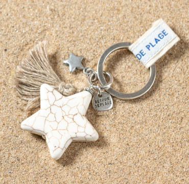 Porte-clés Sable avec étoile en corde beige et fermoir argenté, clin d’œil aux rivages atlantiques.
