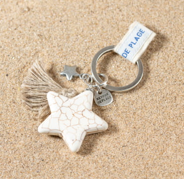 Porte-clés Sable suspendu à un trousseau, motif étoile et esprit bord de mer.