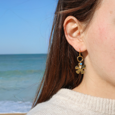 Boucles d’oreilles fleur : une idée cadeau pour la fête des mères