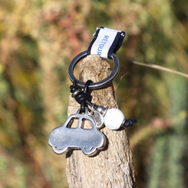 Porte-clés en métal argenté avec cordon et perles bleu marine, esprit bord de mer.