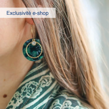 Boucles Steph dorées, perles vert bouteille, touche élégante et profonde