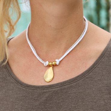 Collier avec coquillage doré et cordon blanc et lin naturel. fabrication française. Bijou original.