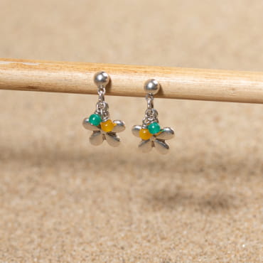 Découvrez les boucles d’oreilles Flavie, un bijou marin fabriqué en France sur l’Île d’Oléron par des monteuses qualifiées.