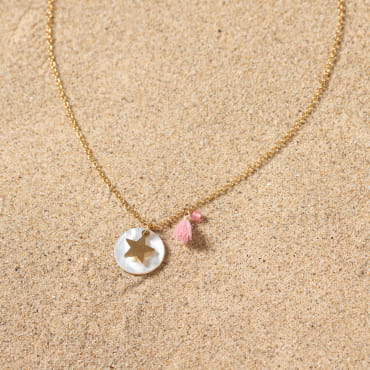 Retour de plage propose des bijoux fantaisie multicolore, blanc, sable, bleu nuit, turquoise, couleur ficelle, anthracite, ou autre alors choisissez les matières qui vous plaisent et les textures que vous aimez.