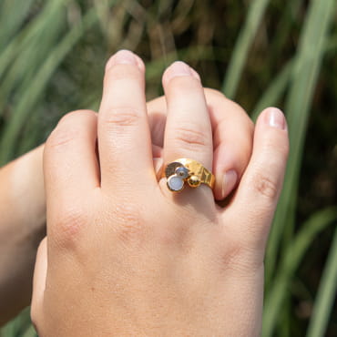 Retour de plage propose des bijoux fantaisie fabriqués avec des matériaux de qualité : céramique, lin, perles de verre, hématite, quartz, amazonite, perles de rivière, nacre, perle de jade, lapis lazuli, perles de culture, pierre de sable, etc.