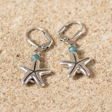 Découvrez les boucles d’oreilles Beluga, un bijou marin fabriqué en France sur l’Île d’Oléron par des monteuses qualifiées.